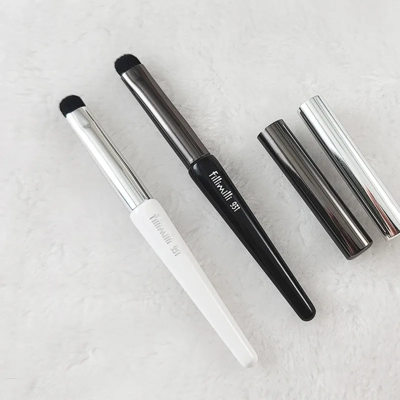 1pc Lipstick Blending Makeup brushes Precision Eyeshadow Make up brush domed small portable Lip Brush with case 931 synthetic ha — image 5