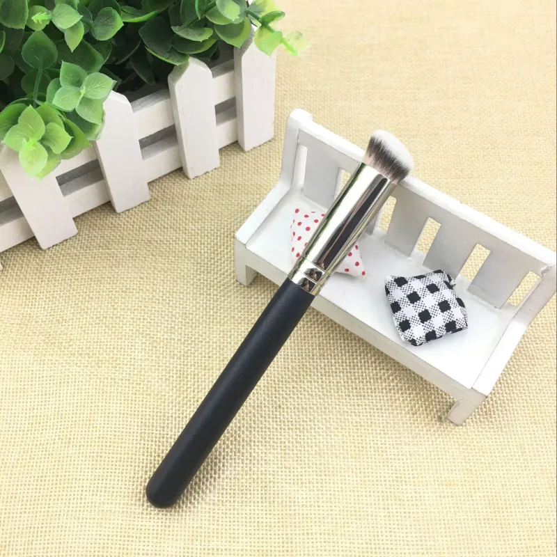1 piece Angled Concealer Makeup brushes M270s Small partial Liquid Foundation Cream Make up brush Beauty Tools Cosmetics — image 2