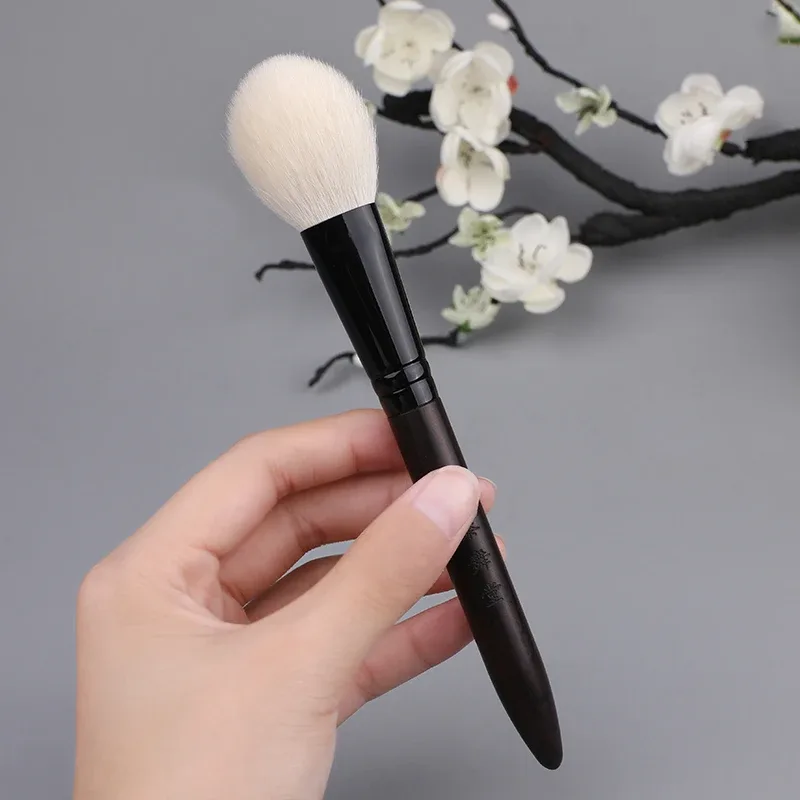 Z199s Professional Handmade Makeup Brushes Soft Saikoho Goat Hair Flat Round Blush Blusher Brush Ebony Handle Make Up Brush