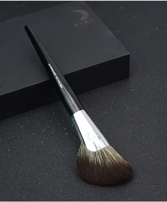 1 piece Pro Demi Fan Makeup brushes Face powder contour #72 Make up brush Bronzer Sculpting wood handle