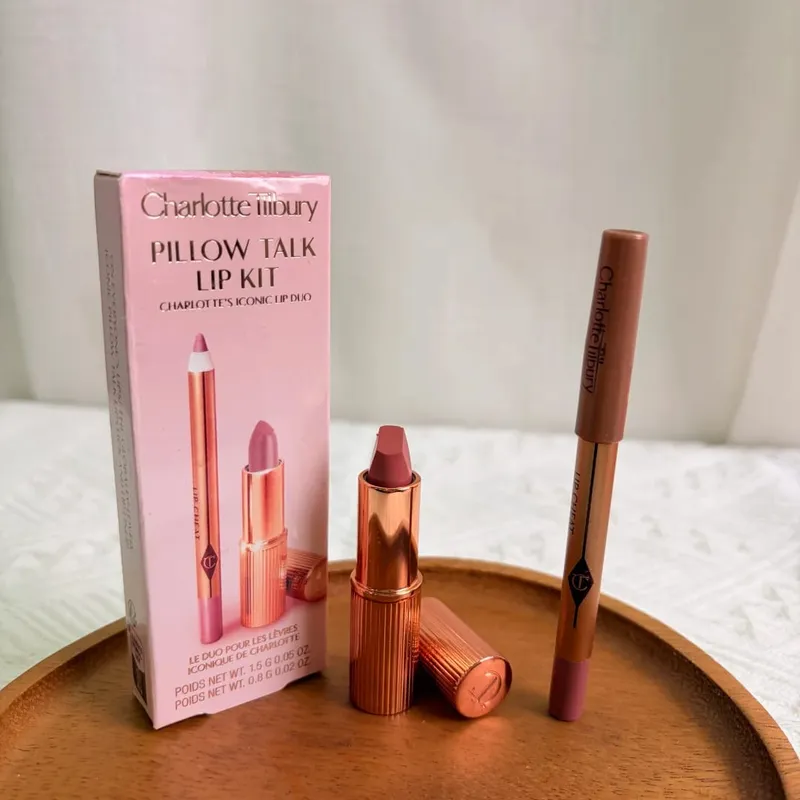 Der Lipliner von Charlotte Tilbury ist glatt und deckt stark. Die Highlighter-Konturpalette hellt Ihre Gesichtszüge auf und formt sie