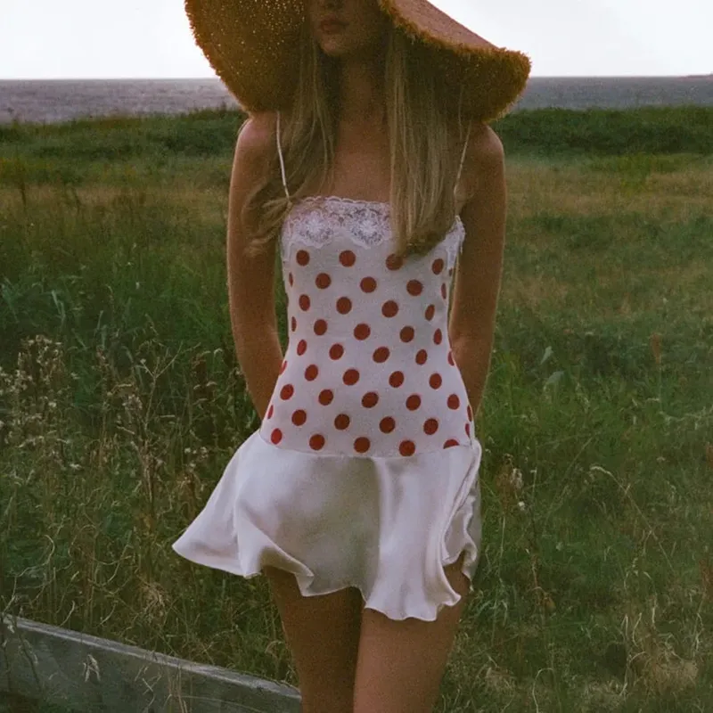Frauen Y2K Polka Dot Cami Kleid Spitze Trim Spaghetti Strap Satin Rüschen Saum Bodycon Mini Kleid Sommer Casual Streetwear