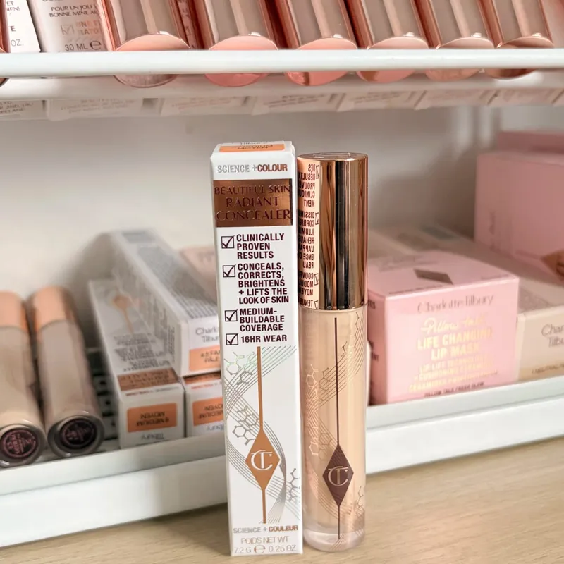 Charlotte Tilbury CT Highlighter Foundation hellt kontinuierlich die Textur des Make-up-Feuchtigkeits-Concealers im Puder auf