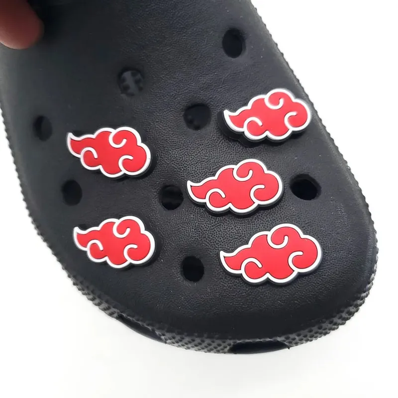 "Naruto mercadoria Akatsuki organização logotipo sapato encantos sapatos       com buracos fivela DIY atacado masculino"