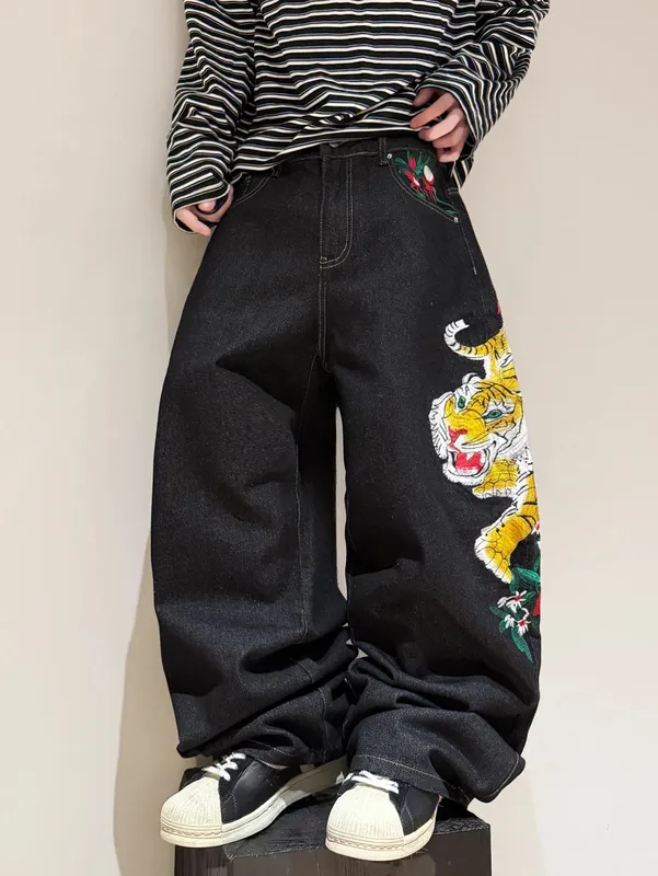 American Retro Tiger Broderi Design Sorte mænds løse brede jeans med brede ben Y2K Street Hip-Hop Trendy Alsidige bukser med lige ben