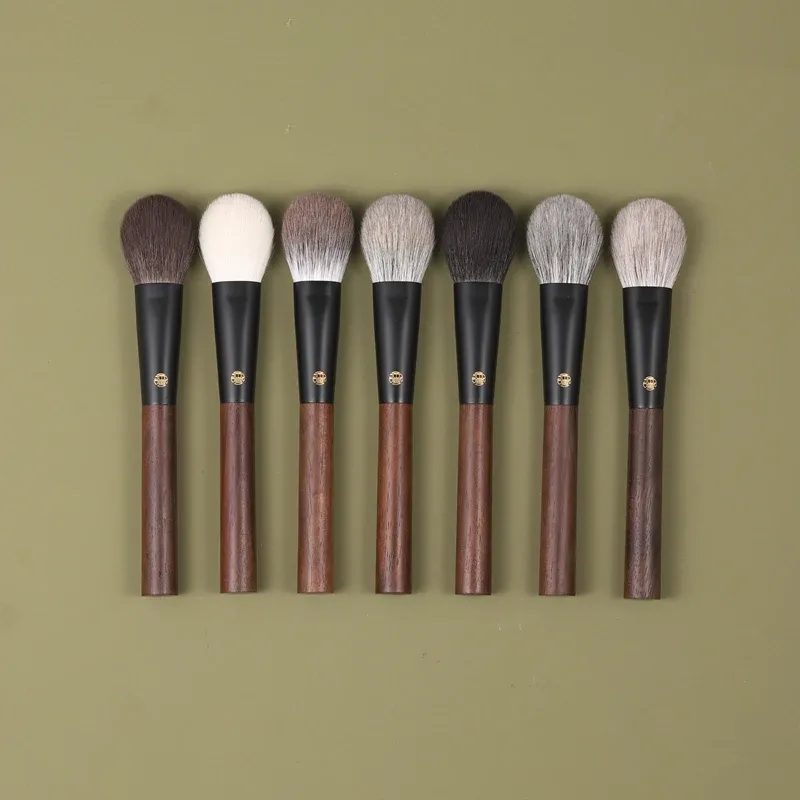 Professional Handmade Makeup Brushes 1PC Soft Squirrel Fox Horse Goat Hair Flat Round Blush Brush Walnut Handle Make Up Brush