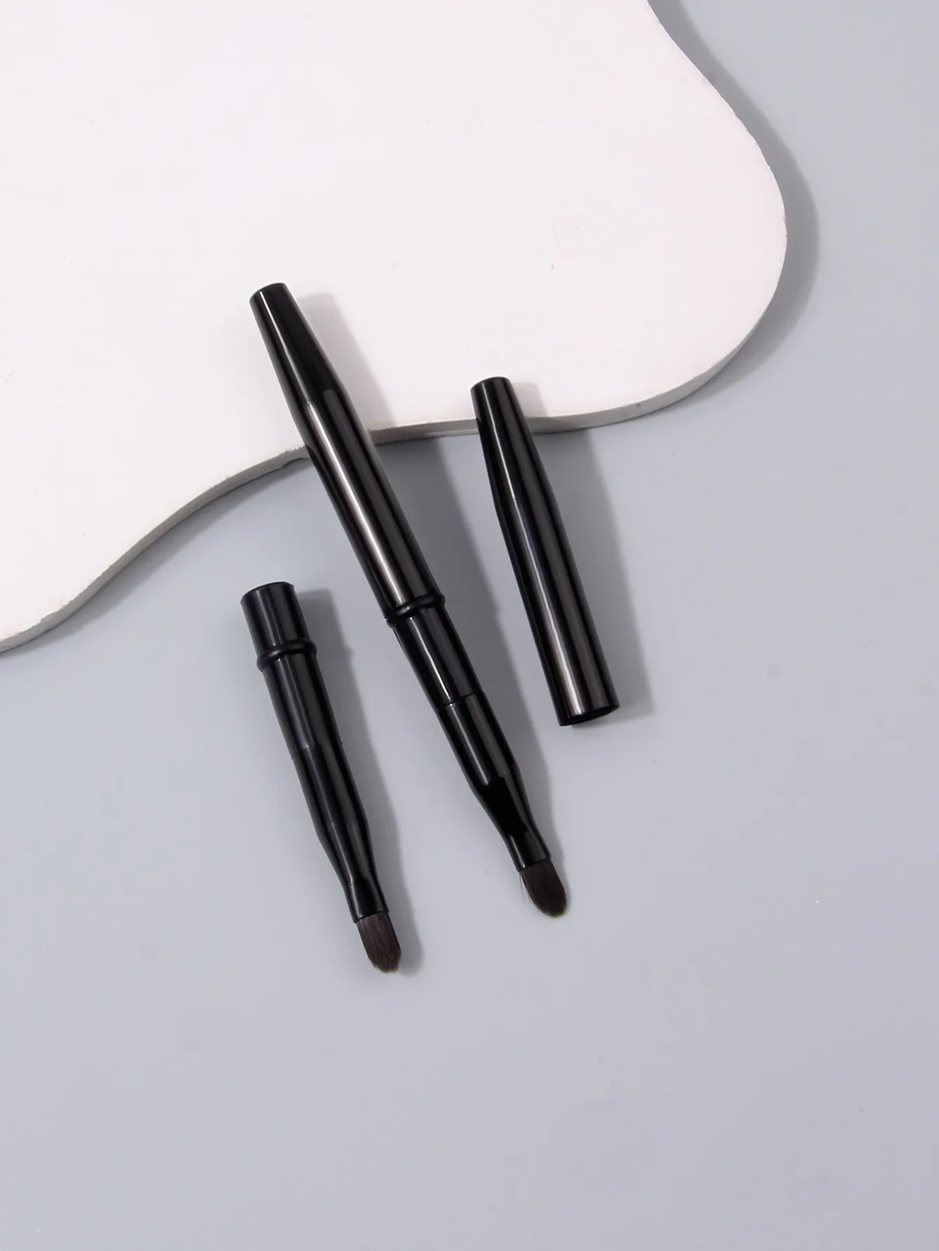 2Pcs Black With a Cover Retractable Lip Makeup Brushes Double-Ended Retractable Lip Brush Travel Lipstick Gloss Makeup Brush