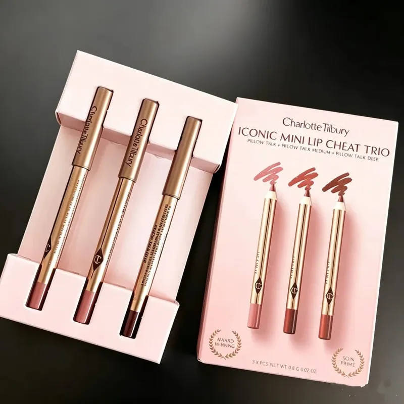 Der Lipliner von Charlotte Tilbury ist glatt und deckt stark. Die Highlighter-Konturpalette hellt Ihre Gesichtszüge auf und formt sie