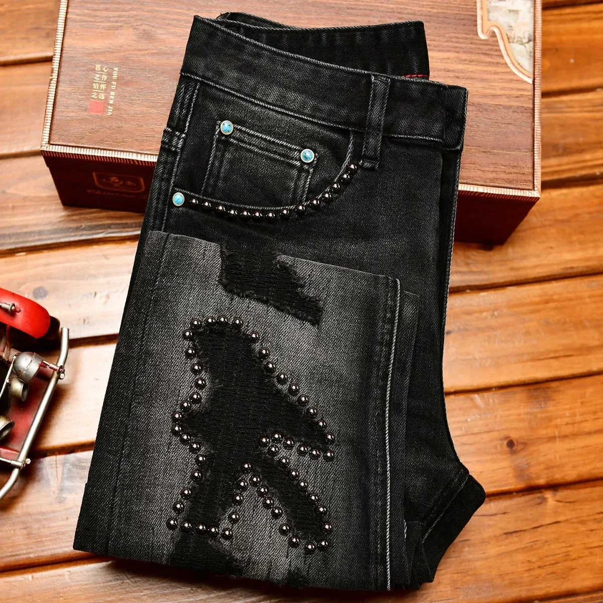 Design de decoração de metal preto jeans masculino na moda rasgado moda retro nostálgico rua magro ajuste calças magras