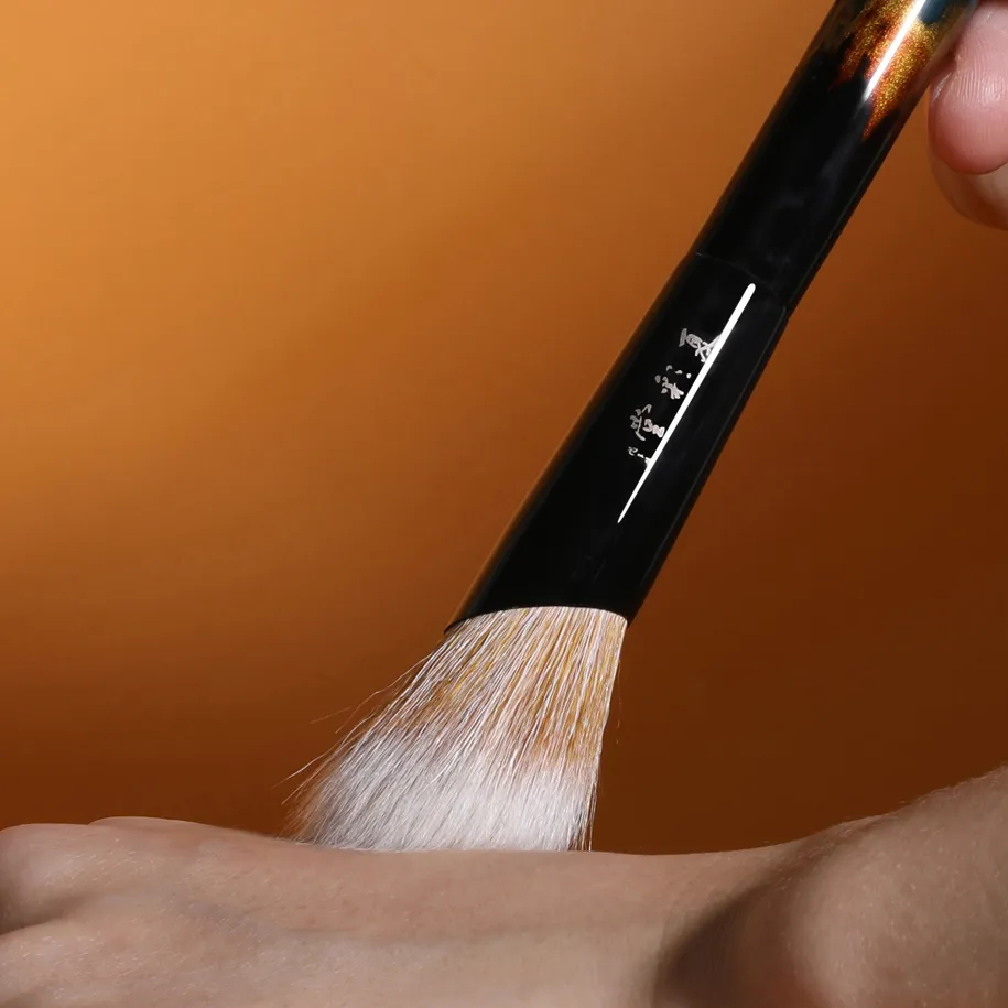 DS15 Professional Handmade Make Up Brush Angled Round Stippling Blush Brush Soft Goat Hair Raw Lacquer Handle Makeup Brushes