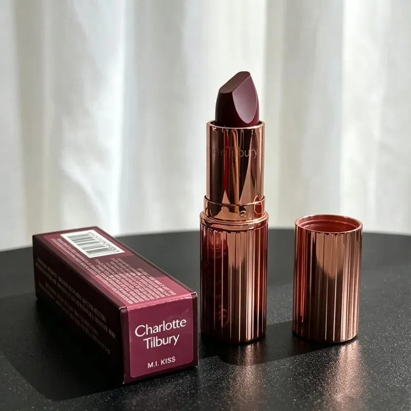 Der Lipliner von Charlotte Tilbury ist glatt und deckt stark. Die Highlighter-Konturpalette hellt Ihre Gesichtszüge auf und formt sie