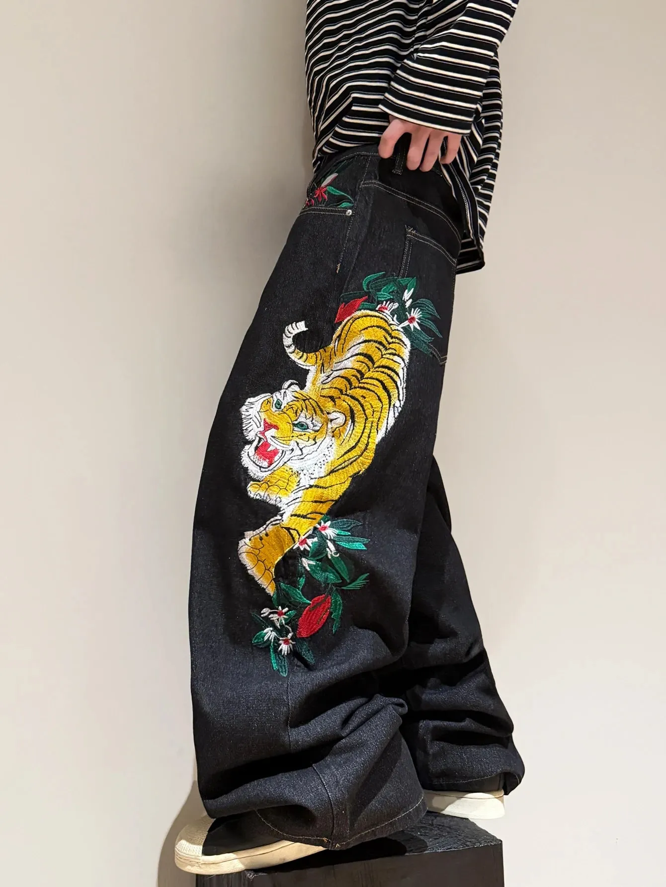 American Retro Tiger Broderi Design Sorte mænds løse brede jeans med brede ben Y2K Street Hip-Hop Trendy Alsidige bukser med lige ben — image 2
