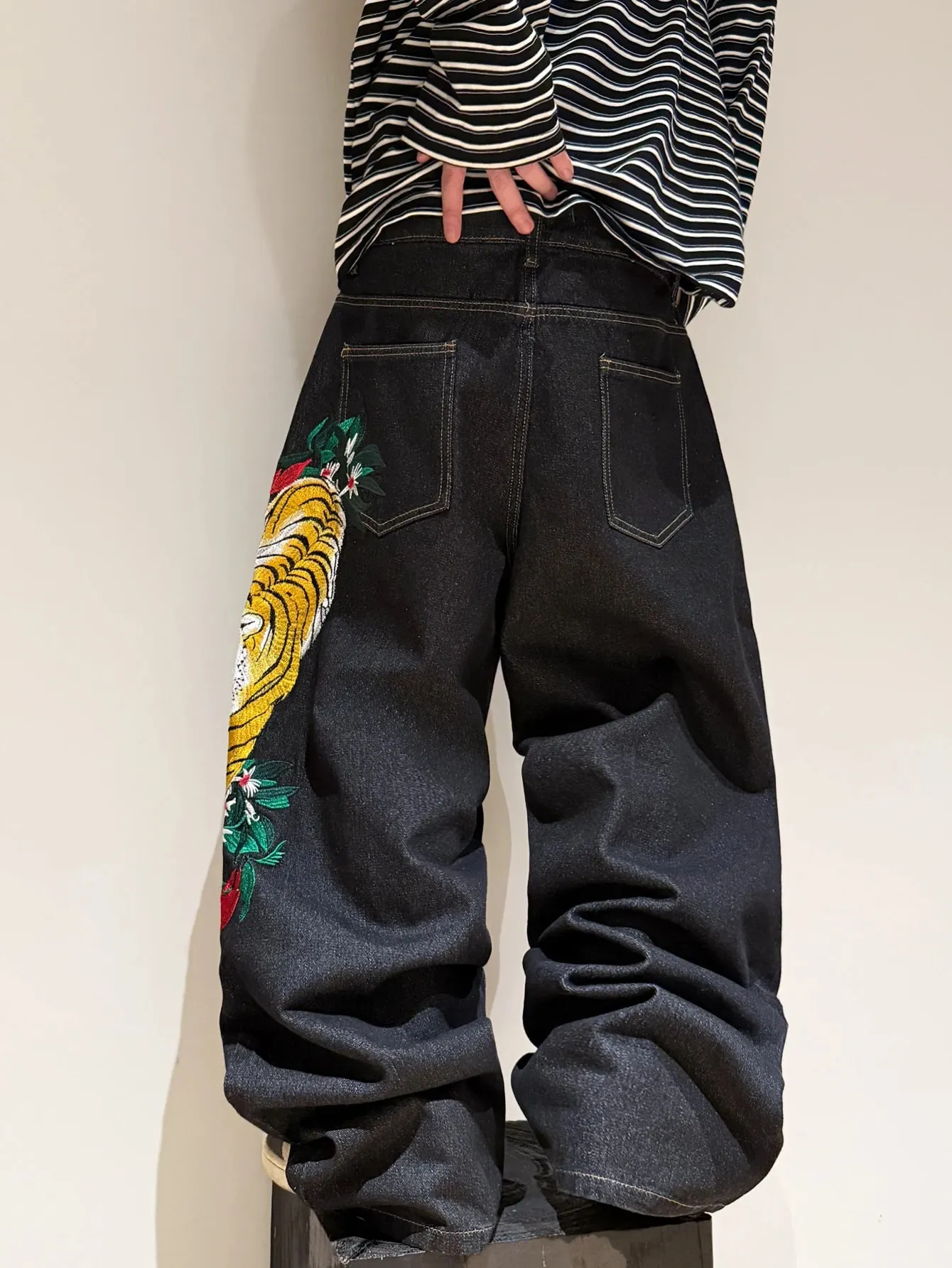 American Retro Tiger Broderi Design Sorte mænds løse brede jeans med brede ben Y2K Street Hip-Hop Trendy Alsidige bukser med lige ben — image 5