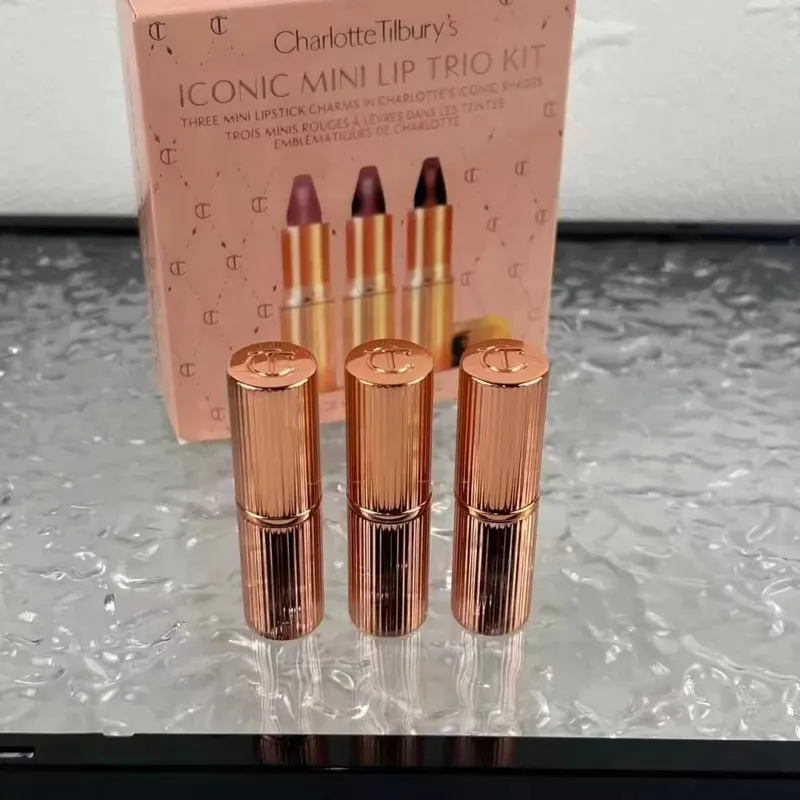 Der Lipliner von Charlotte Tilbury ist glatt und deckt stark. Die Highlighter-Konturpalette hellt Ihre Gesichtszüge auf und formt sie
