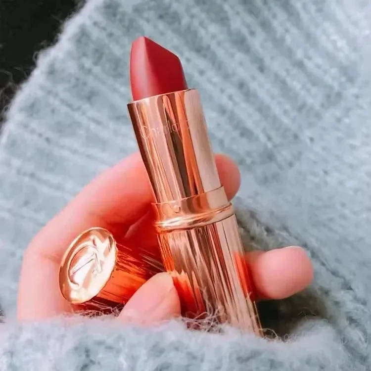 Der Lipliner von Charlotte Tilbury ist glatt und deckt stark. Die Highlighter-Konturpalette hellt Ihre Gesichtszüge auf und formt sie