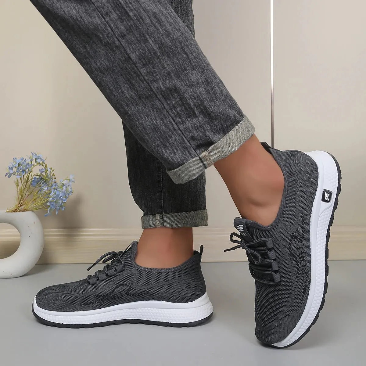 Minimal Solid Hue Mænd Mesh Snøre Fodtøj Fin Hul Perforeret Strik Øvre Bump Udskåret sort ydersål Alsidige sneakers