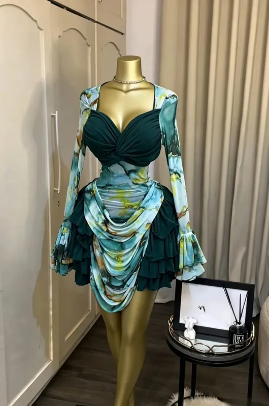CM.YAYA Donna Tie Dye Stampa Cascata Ruffles Campana Manica lunga Aderente Increspato Drappeggiato Abito con scollo a V Vacanza al mare Abiti da vacanza