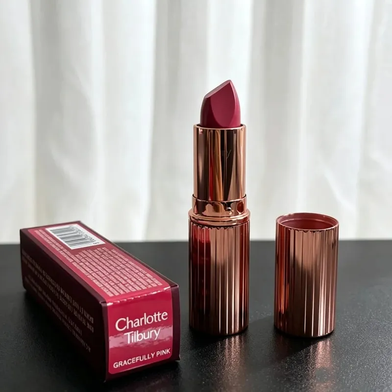 Der Lipliner von Charlotte Tilbury ist glatt und deckt stark. Die Highlighter-Konturpalette hellt Ihre Gesichtszüge auf und formt sie