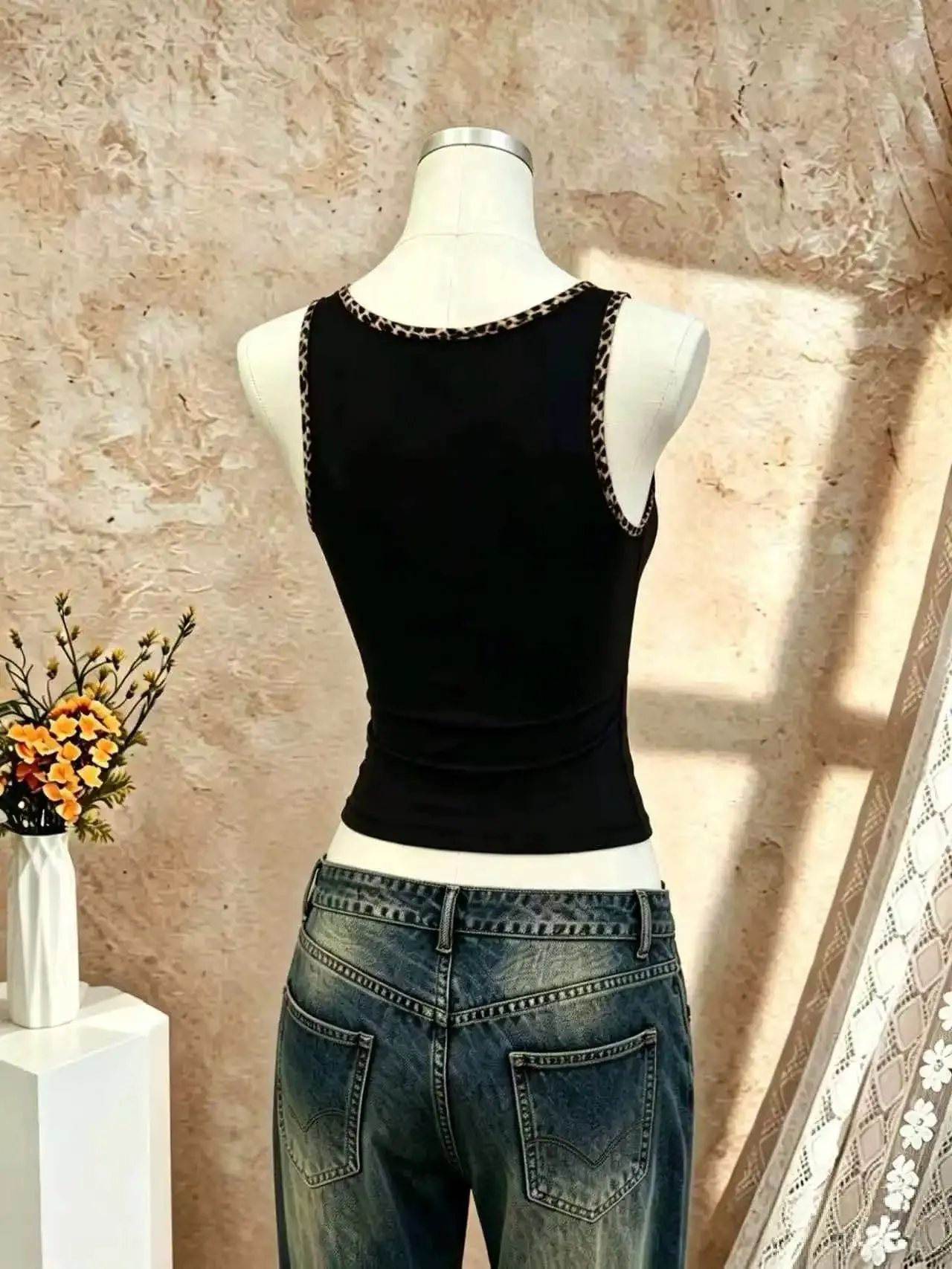 2 Pcs Women Leopard Print Trim U Neck Sleeveless Tank Top Solid Slim Fit Western Y2K Cami Vest Multi-color Wine Red Black — image 2