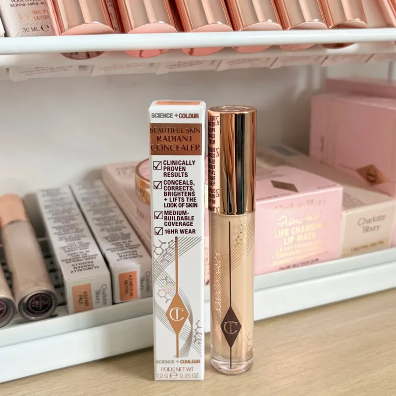 Charlotte Tilbury CT Highlighter Foundation hellt kontinuierlich die Textur des Make-up-Feuchtigkeits-Concealers im Puder auf