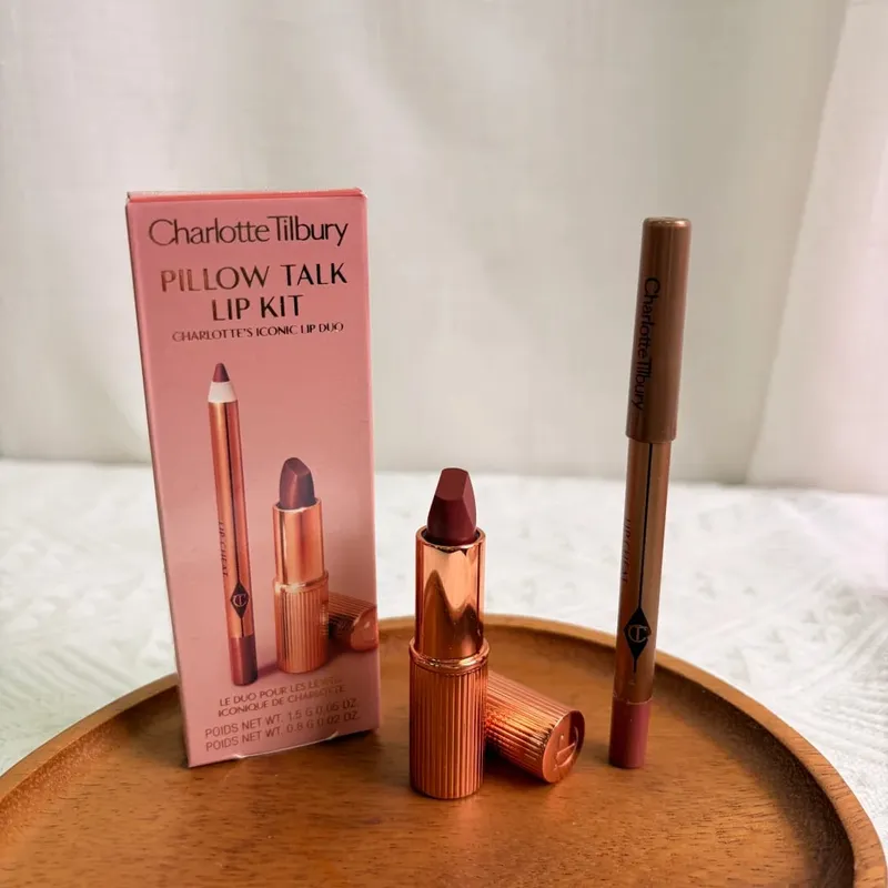 Der Lipliner von Charlotte Tilbury ist glatt und deckt stark. Die Highlighter-Konturpalette hellt Ihre Gesichtszüge auf und formt sie