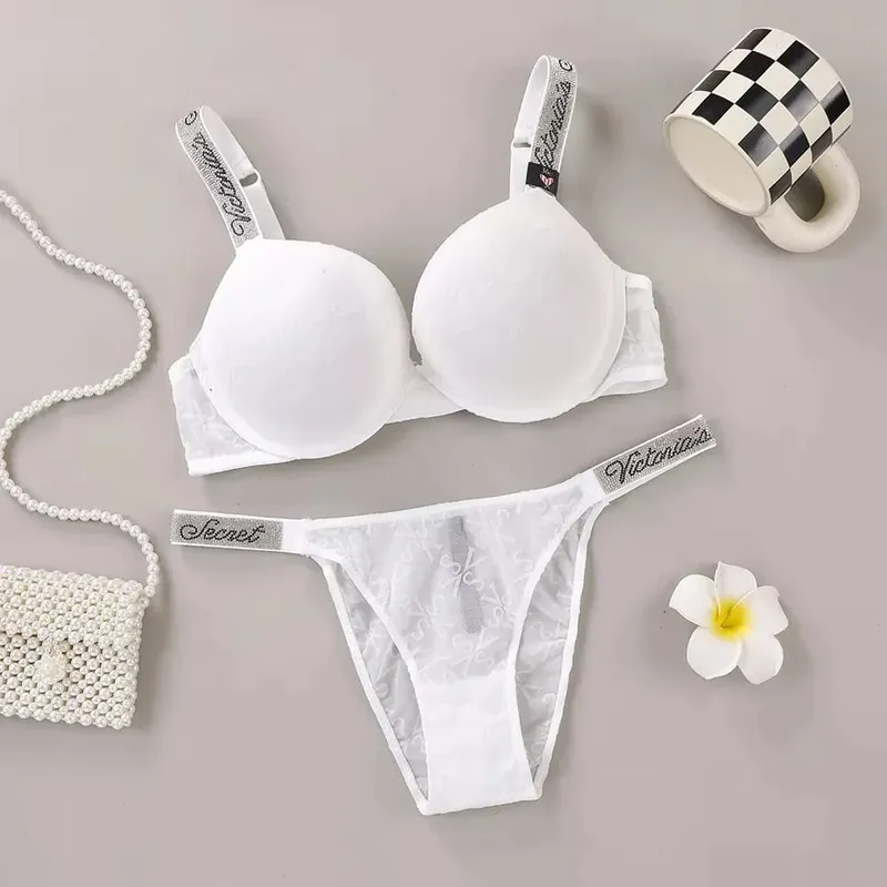 Victoria Secret-Conjunto de lencería sexy, muy sexy, con logo, correa brillante, encaje en relieve, sujetador push-up, tanga con escritura brillante