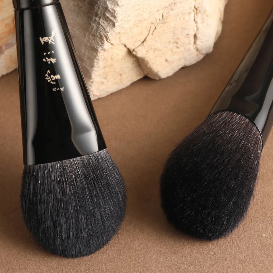 Professional Handmade Make Up Brush 1PC Blush Contour Brush Soft Silver Fox Goat Hair Luxury Raw Lacquer Handle Makeup Brushes