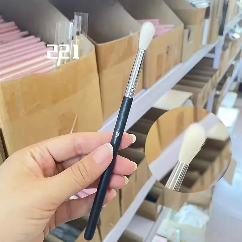 4Pcs Makeup Eyeshadow Brush Flat Eye Shadow Shader crease Blending Brushes Goat Hair Eye Shadow Liquid Cream Powder Make Up Tool — image 9