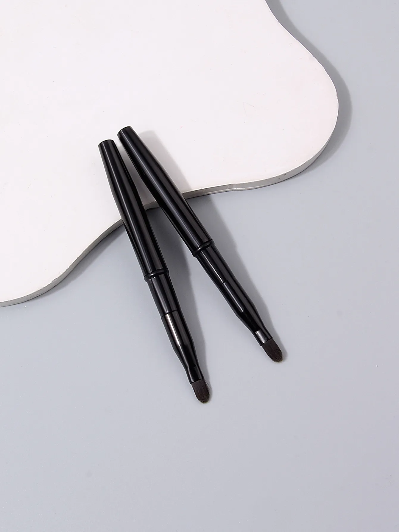 2Pcs Black With a Cover Retractable Lip Makeup Brushes Double-Ended Retractable Lip Brush Travel Lipstick Gloss Makeup Brush