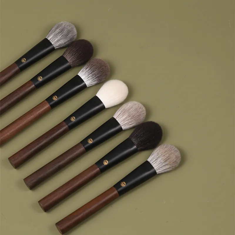 Professional Handmade Makeup Brushes 1PC Soft Squirrel Fox Horse Goat Hair Flat Round Blush Brush Walnut Handle Make Up Brush