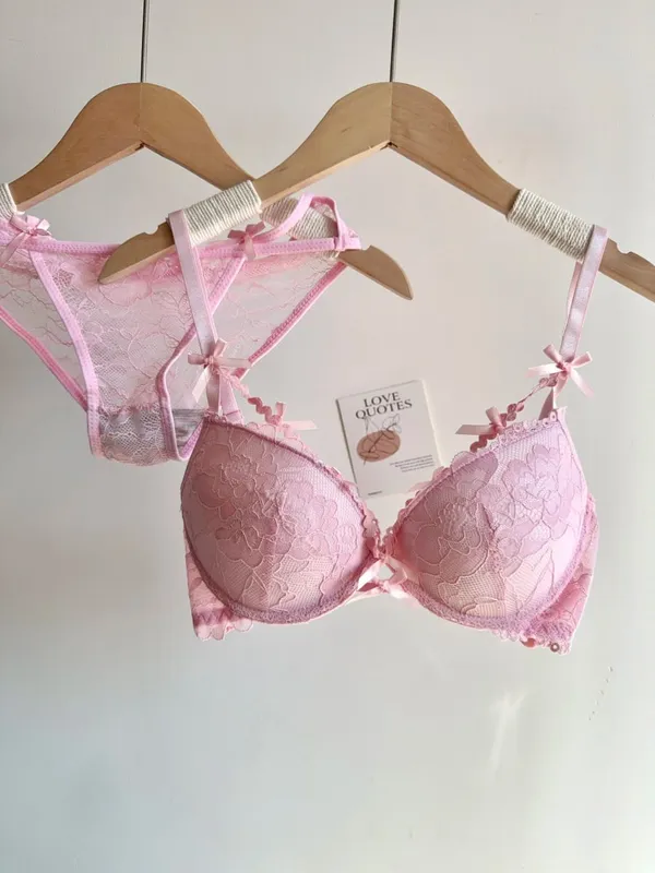 セクシーなWomen Pure Style Red Bow Lace Bridal Lingerie Set Push Up Bra Panty Suit Small Chest Party Wedding Intimate Wear