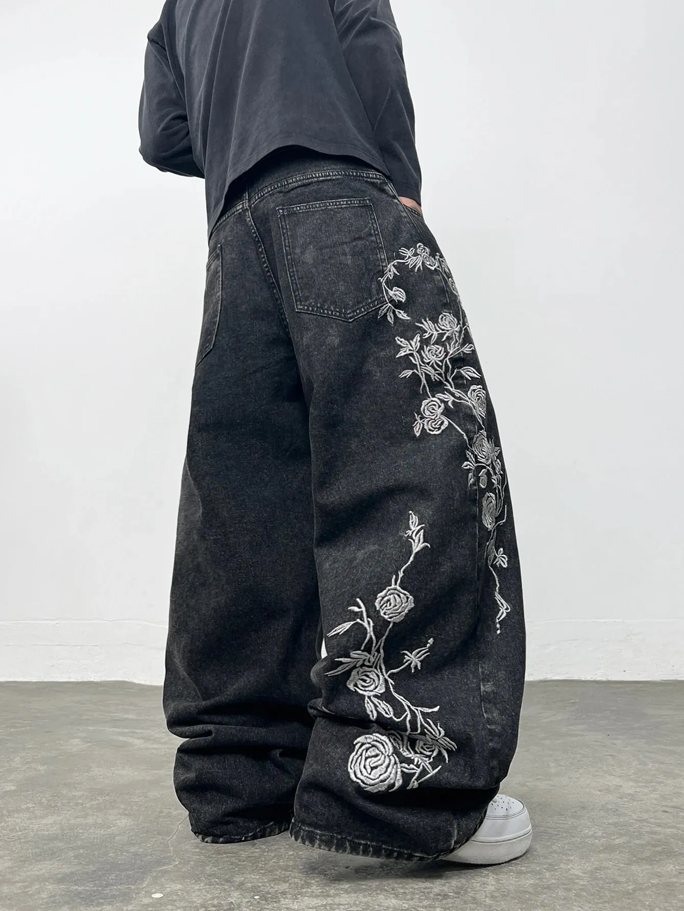 Men's Vintage Rose Embroidery Design Black Baggy Jeans Men Y2K Streetwear Skate Style Fashionable Versatile Wide-Leg Pants