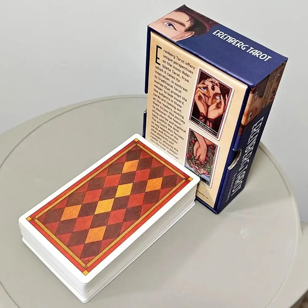 Erenberg Tarot Destesi 12*7 cm Sert Kutuda Samimi Yakın Çekim Çizimler - Standart Tarot Kartları Çift Kabartmalı Kart Stoğu