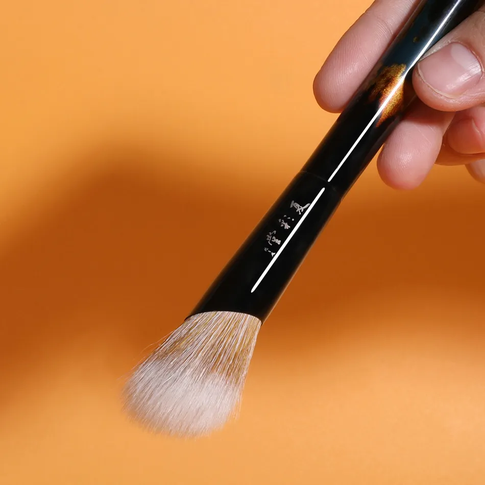 DS15 Professional Handmade Make Up Brush Angled Round Stippling Blush Brush Soft Goat Hair Raw Lacquer Handle Makeup Brushes