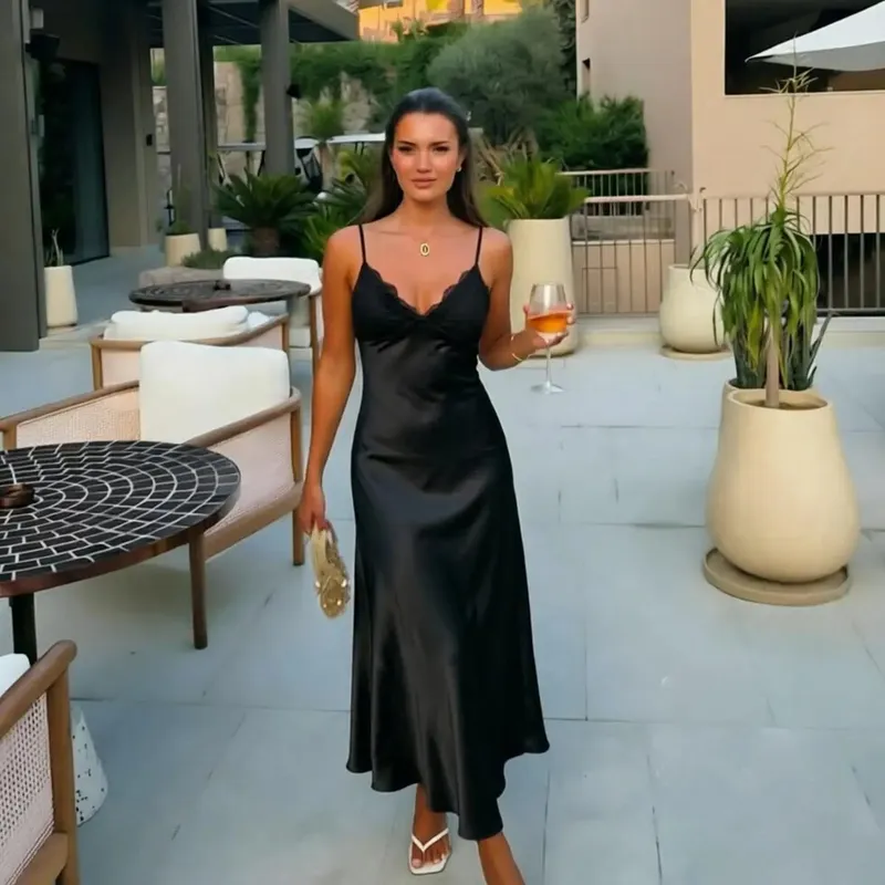 Sexy Gelb Satin Spitze Patchwork Kleid Spaghetti Strap Ärmellose V-ausschnitt Bias Cut Weibliche Kleider 2026 Sommer Abend Party Robe