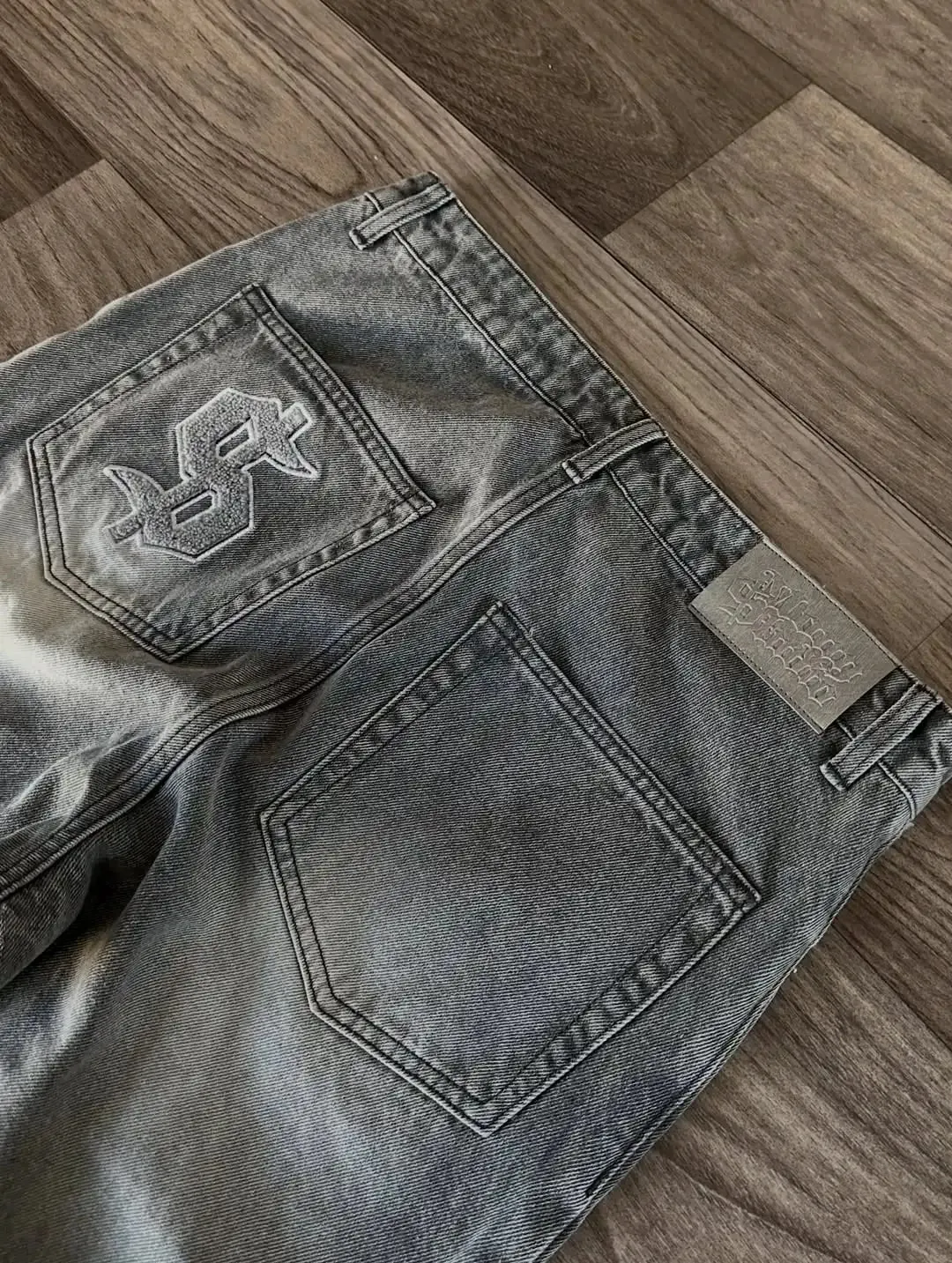 2026 Hot Sell Men Washed Grey Dollar Embroidery Vintage Style Straight Leg Denim Jeans with Frayed Hem Casual Streetwear Trendy