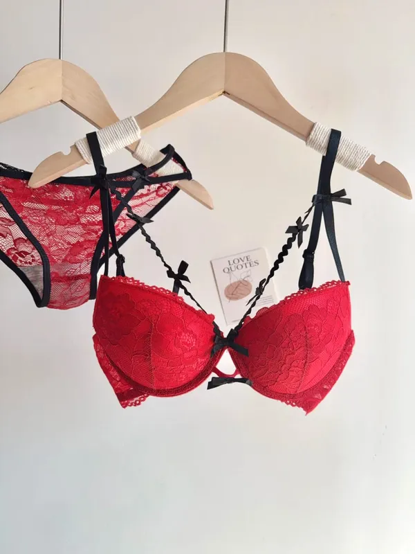 セクシーなWomen Pure Style Red Bow Lace Bridal Lingerie Set Push Up Bra Panty Suit Small Chest Party Wedding Intimate Wear