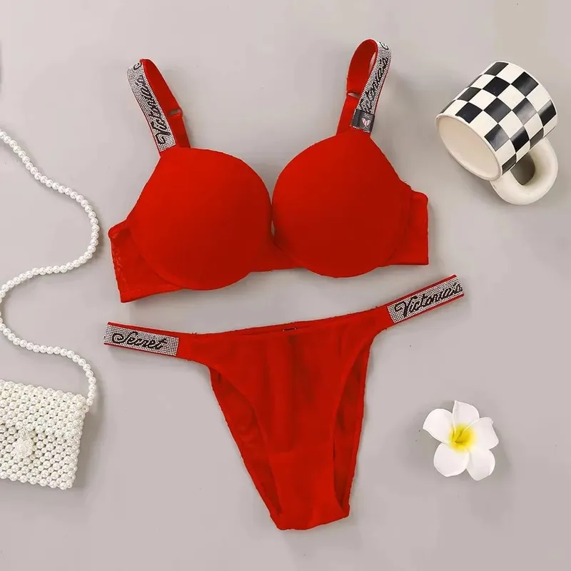 Victoria Secret-Conjunto de lencería sexy, muy sexy, con logo, correa brillante, encaje en relieve, sujetador push-up, tanga con escritura brillante