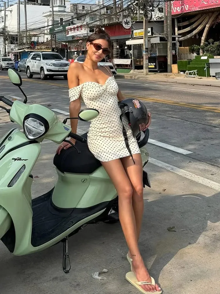 فستان نسائي مثير من Whatiwear مطبوع عليه نقاط البولكا ورقبة مائلة مكشكشة مرقع بدون أكمام موضة صيفية للحفلات في الشارع فستان قصير