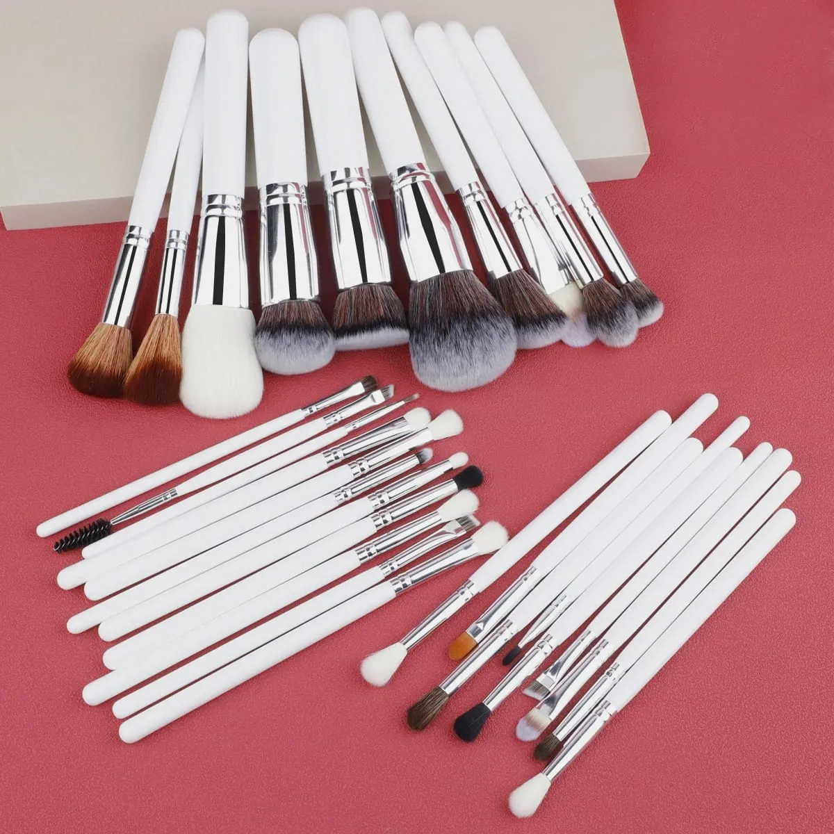 30 Pcs Makeup Brush Sets Professional Artists Using Angled Eye Contour Blending Brushes High Quality White Brush Custom