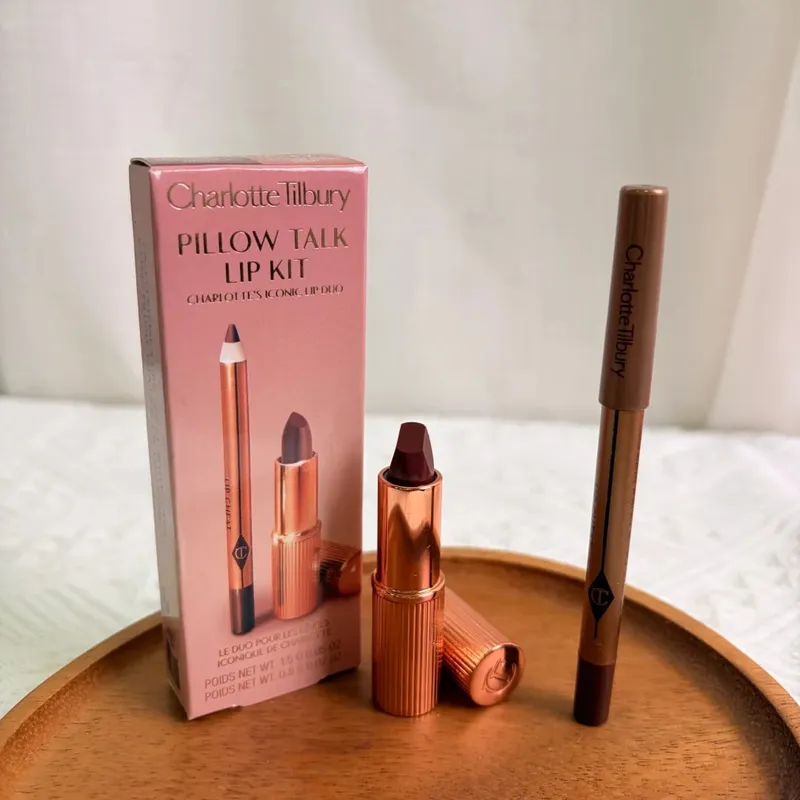 Der Lipliner von Charlotte Tilbury ist glatt und deckt stark. Die Highlighter-Konturpalette hellt Ihre Gesichtszüge auf und formt sie