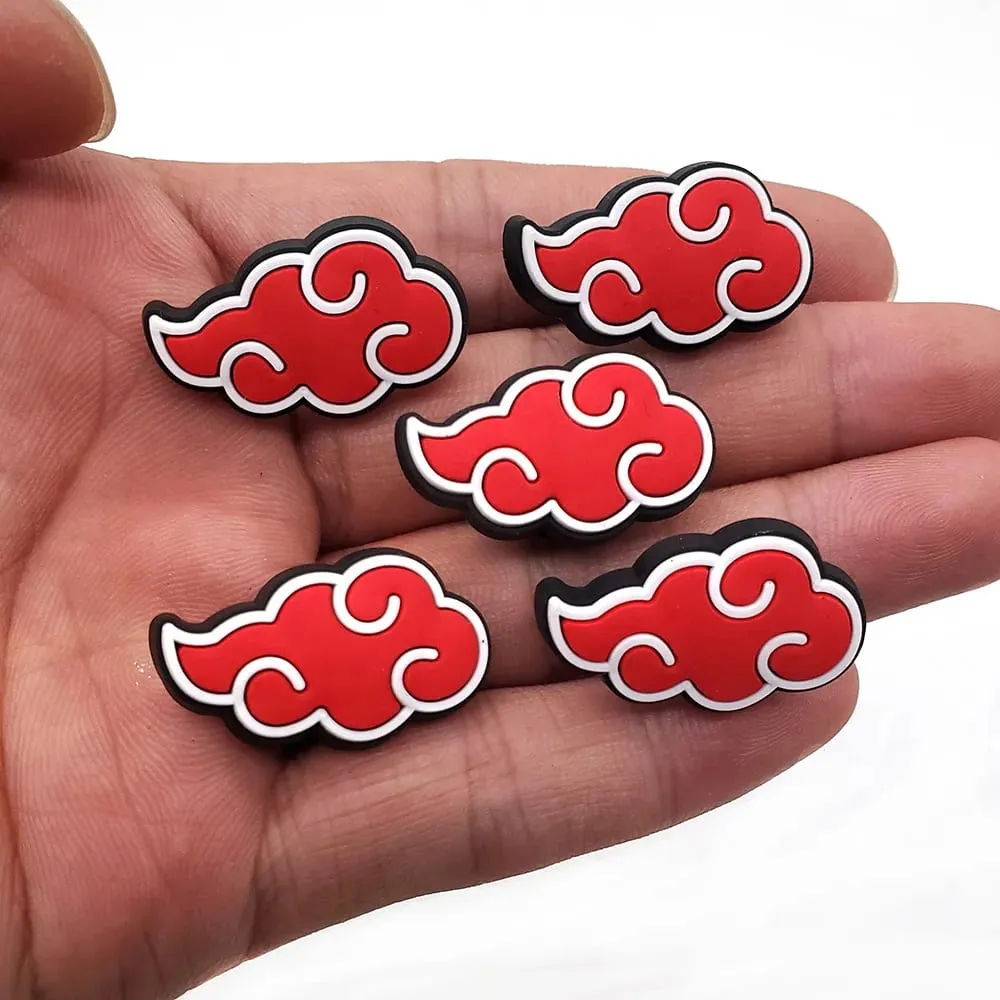 "Naruto mercadoria Akatsuki organização logotipo sapato encantos sapatos       com buracos fivela DIY atacado masculino"