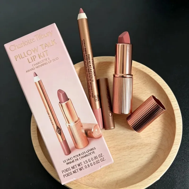 Der Lipliner von Charlotte Tilbury ist glatt und deckt stark. Die Highlighter-Konturpalette hellt Ihre Gesichtszüge auf und formt sie