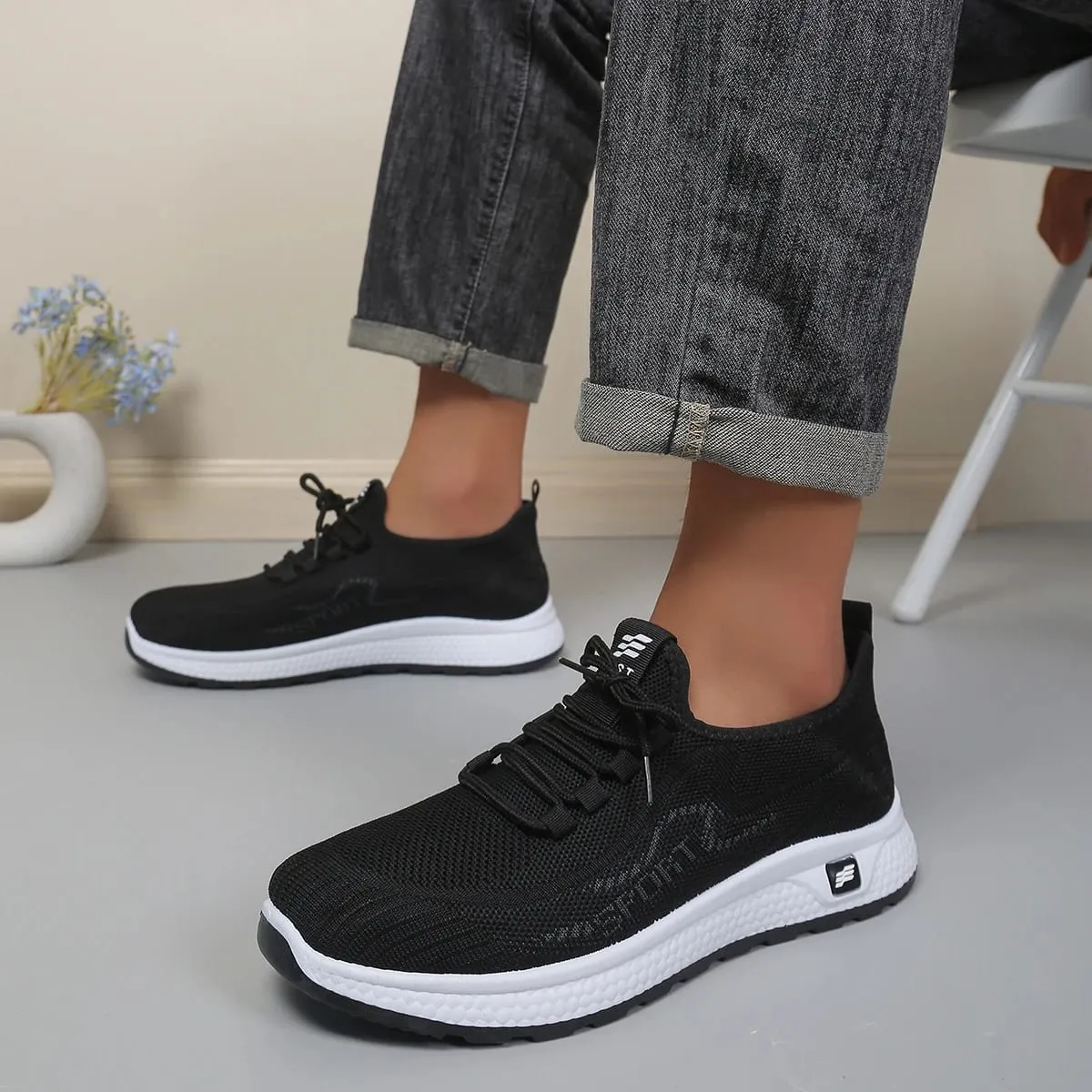 Minimal Solid Hue Mænd Mesh Snøre Fodtøj Fin Hul Perforeret Strik Øvre Bump Udskåret sort ydersål Alsidige sneakers