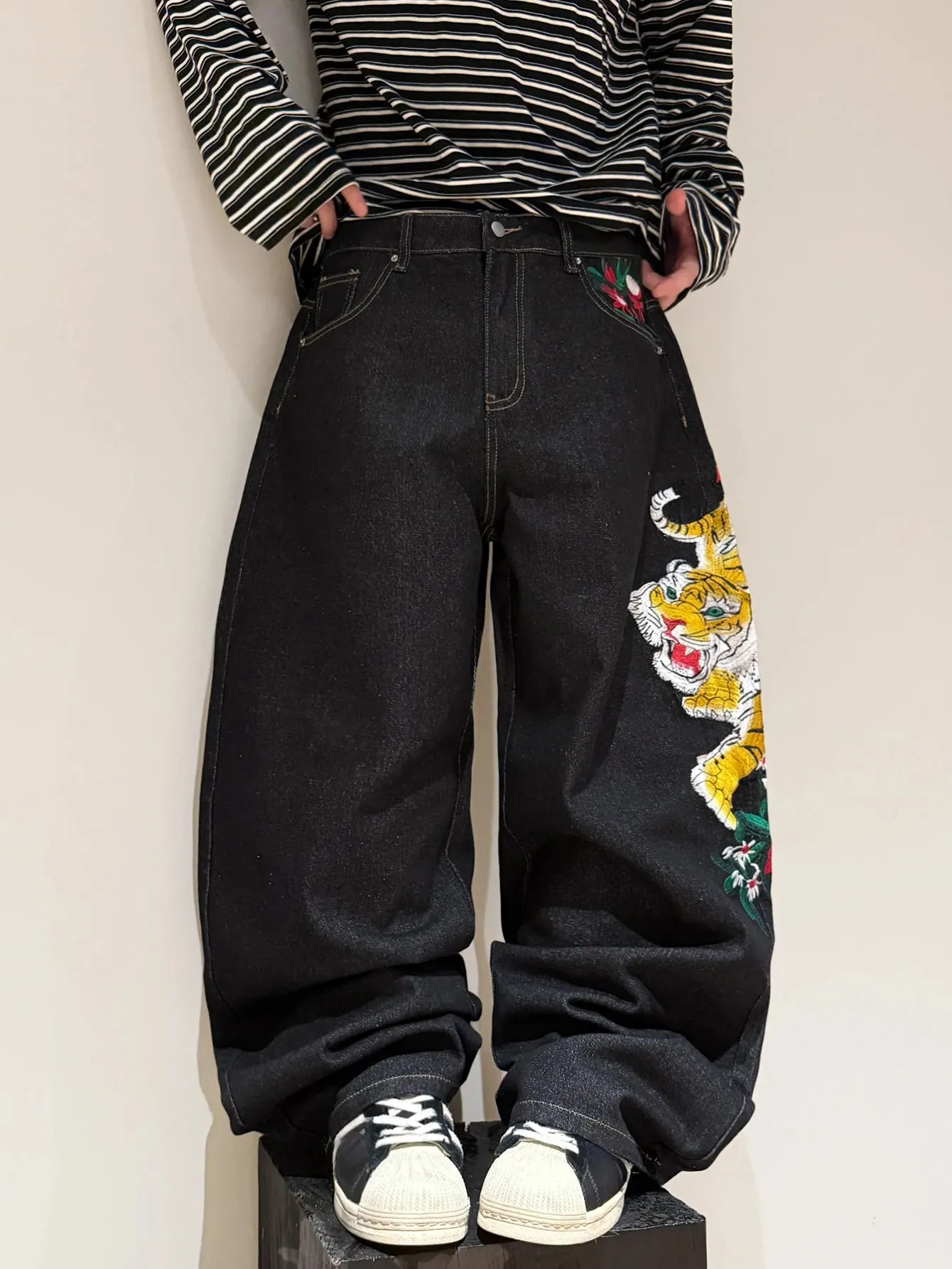American Retro Tiger Broderi Design Sorte mænds løse brede jeans med brede ben Y2K Street Hip-Hop Trendy Alsidige bukser med lige ben — image 3