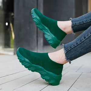 Sneakers Stokin Berkait Bernafas Lelaki Kasut Berjalan Platform Ringan untuk Berjalan Luar Ulang-alik dan Pakaian Kasual
