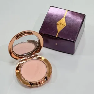 Charlotte Tilbury Cosmetics Flawless Liquid Highlighter spendet der Haut Feuchtigkeit, luxuriöse Palette mit seidenmattem, schimmerndem Metallic-Finish