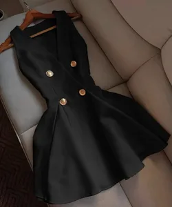 Frauen Elegante Sexy Tiefem V-ausschnitt Luxus Dünnes Kleid Schwarz Weiß Taste Mini Kurze Kleider Satin Abendkleid Sommer Falten Rock