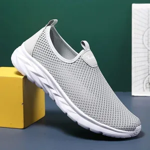 Nowe trampki męskie wsuwane buty na co dzień oddychające siatkowe antypoślizgowe buty sportowe na świeżym powietrzu lekkie wygodne buty dla mężczyzn