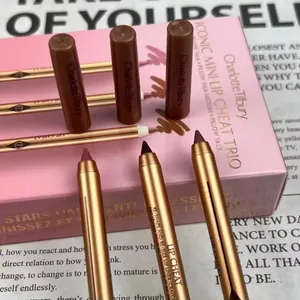Der Lipliner von Charlotte Tilbury ist glatt und deckt stark. Die Highlighter-Konturpalette hellt Ihre Gesichtszüge auf und formt sie